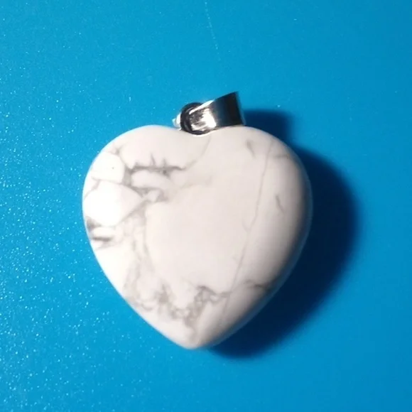 π2/$20π NIP - Natural White Howlite Heart Shape Stone Pendant Necklace - Picture 3 of 6